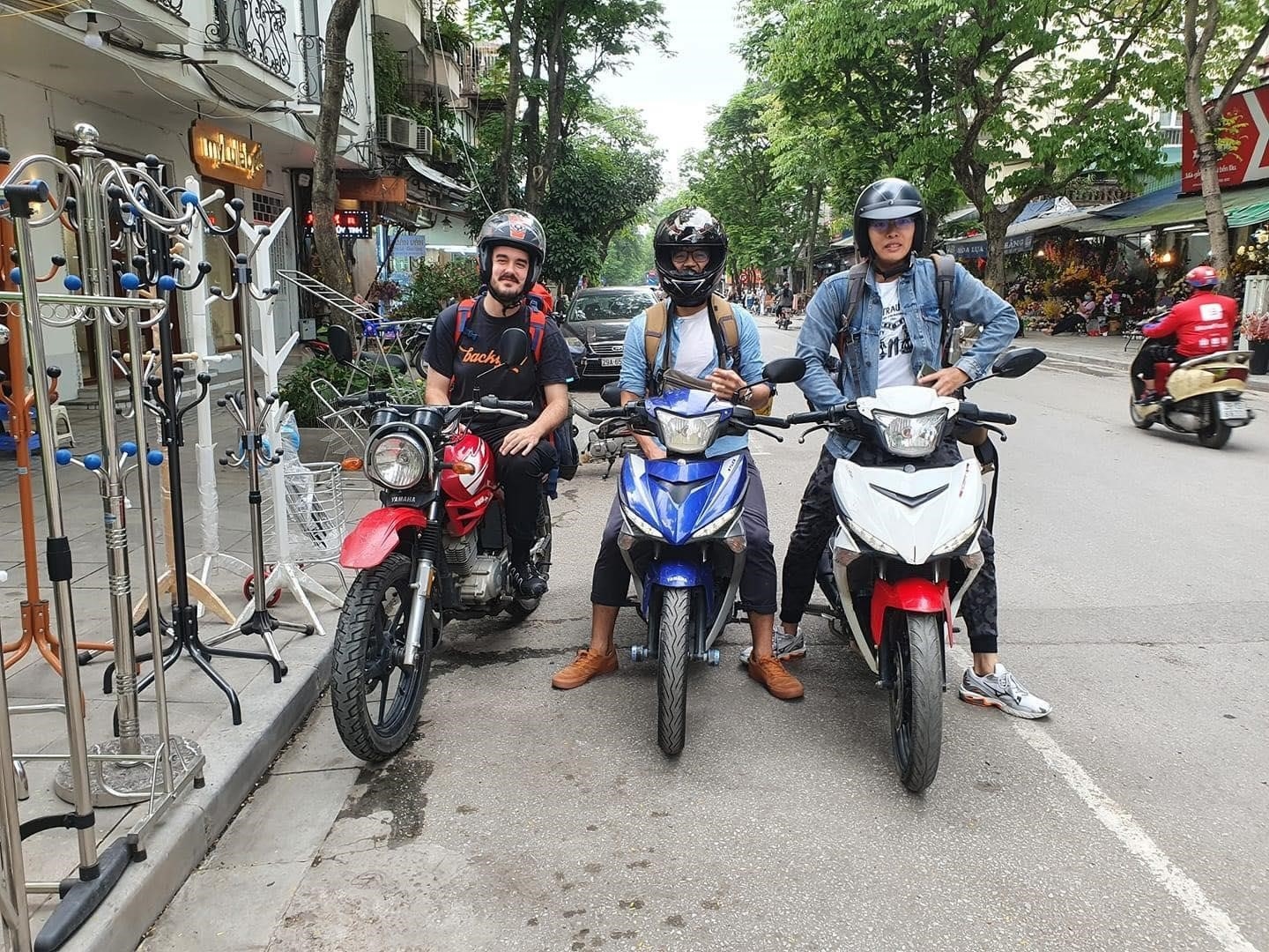 Thuê xe máy tự lái Hà Nội - 13535 Motorbike là dịch vụ cung cấp xe máy cho thuê tại Hà Nội, giúp khách hàng tự lái xe để khám phá thành phố, trải nghiệm và khám phá vẻ đẹp của Hà Nội một cách tự do và tiện lợi.