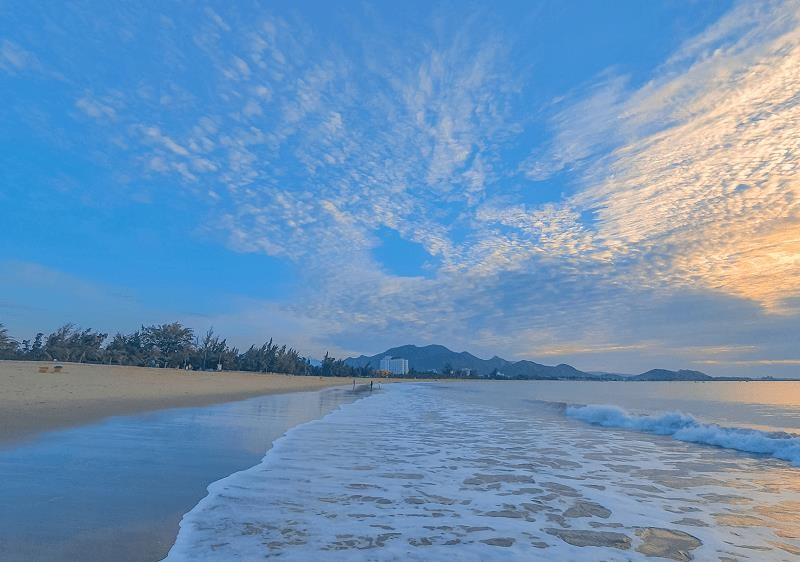 Biển Ninh Chữ là một trong những bãi biển đẹp nhất ở Nha Trang, với cát trắng mịn và nước biển trong xanh. Nơi đây thu hút du khách bởi không khí trong lành và khung cảnh thiên nhiên tuyệt đẹp.