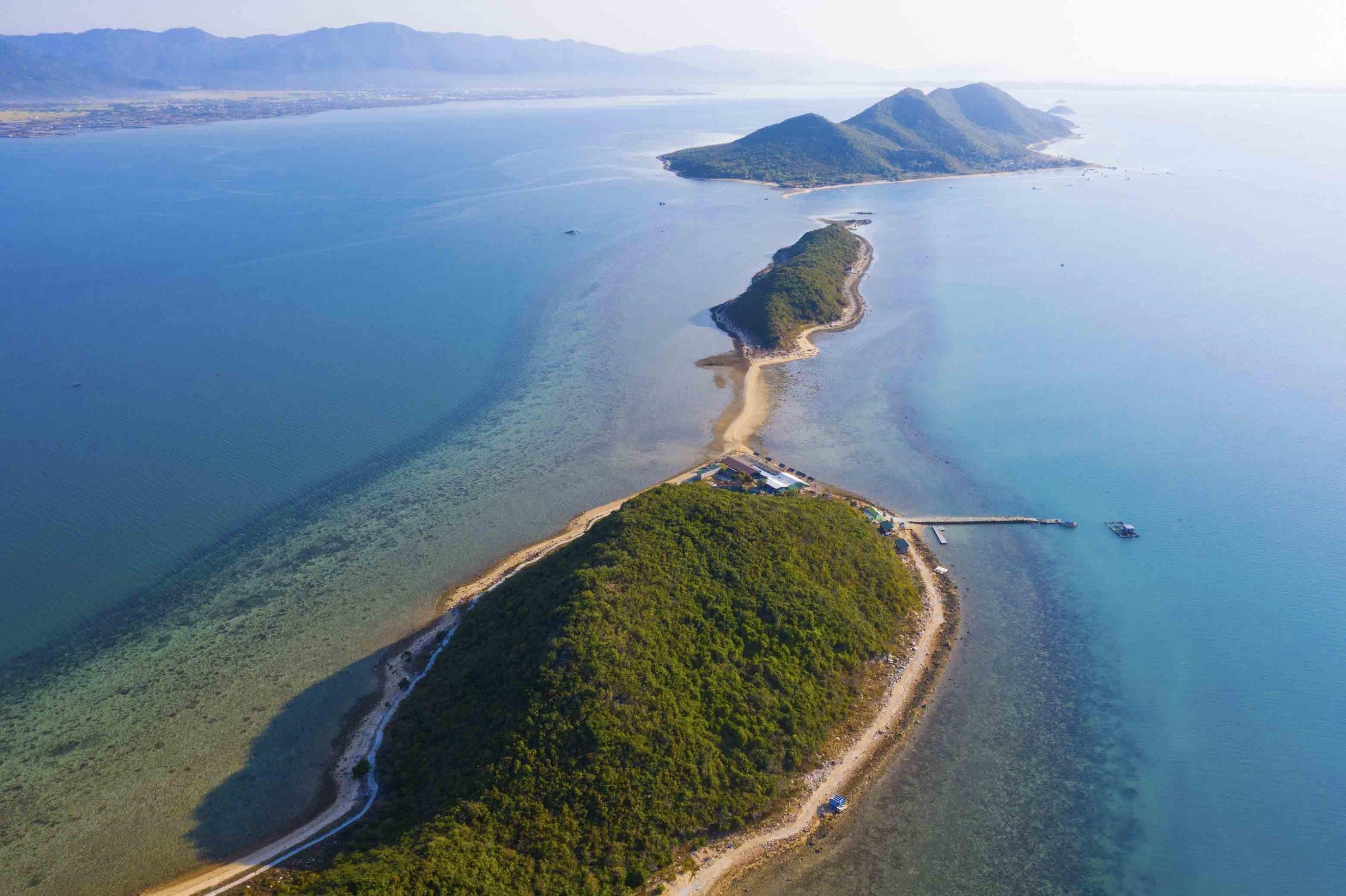 Đảo Điệp Sơn là một trong những điểm đến du lịch nổi tiếng ở Việt Nam, với bãi biển trong xanh, cát trắng mịn và nhiều hoạt động thú vị như lặn biển, câu cá, tham quan hang động và thưởng thức hải sản tươi ngon.