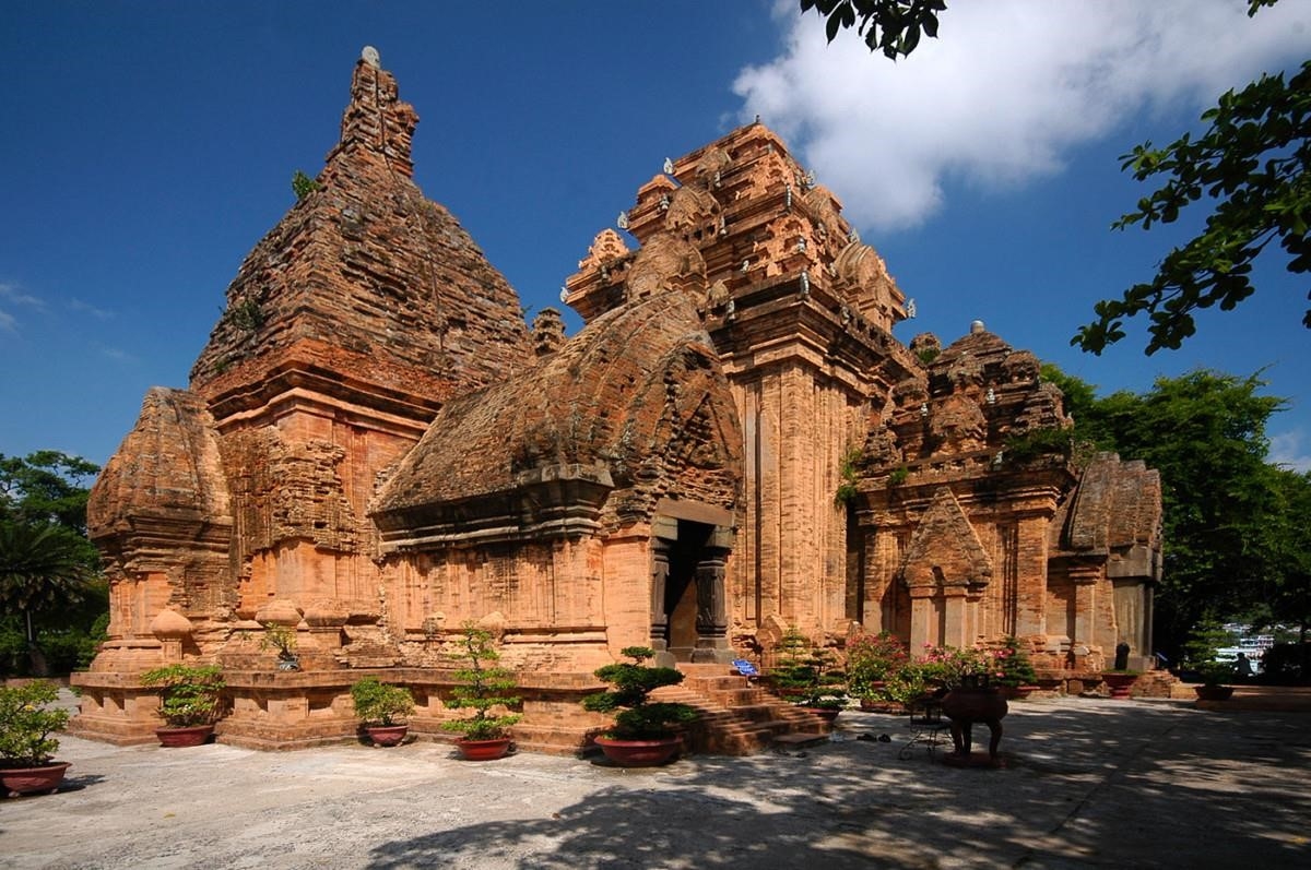 là một ngôi đền được xây dựng từ thế kỷ VIII, nằm trên đỉnh đồi Cù Lao, thuộc thành phố Nha Trang, tỉnh Khánh Hòa, Việt Nam.