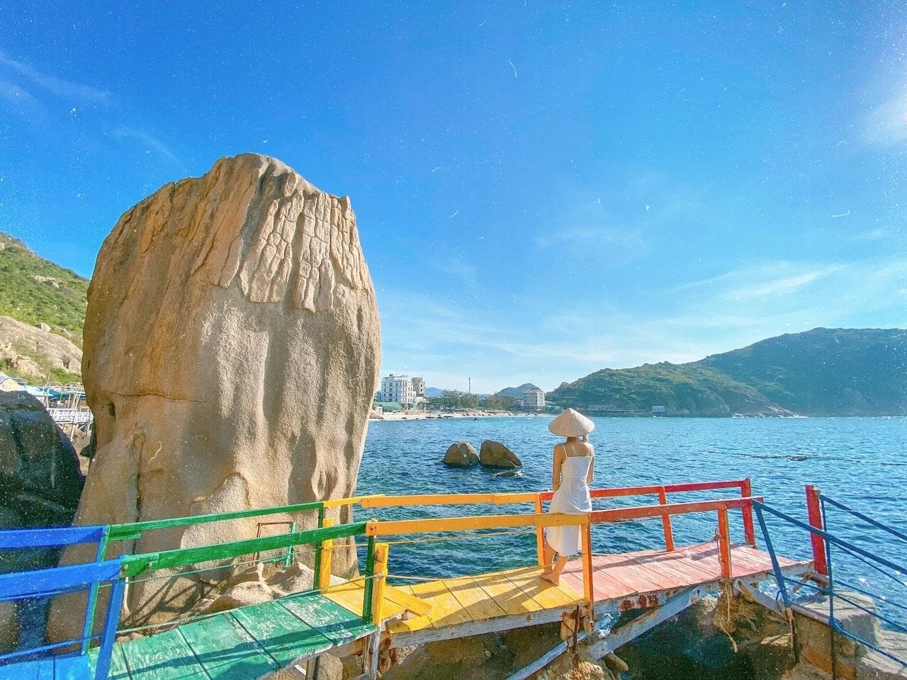 Đảo Bình Ba là một hòn đảo thuộc tỉnh Khánh Hòa, nổi tiếng với cảnh đẹp hoang sơ, bãi biển trong xanh và các bãi tắm tuyệt vời. Nơi đây còn có nguồn tài nguyên hải sản phong phú và là điểm đến lý tưởng cho các hoạt động du lịch, lặn biển và thưởng thức hải sản tươi ngon.