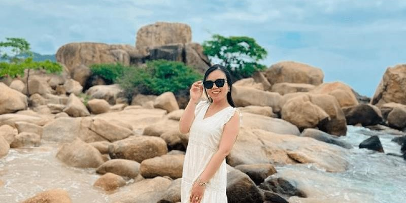 Khu du lịch Hòn Chồng là một điểm đến hấp dẫn ở Nha Trang, với những hòn đá lớn được xếp chồng lên nhau tạo nên cảnh quan độc đáo và hùng vĩ. Đây cũng là nơi lý tưởng để ngắm hoàng hôn và thư giãn sau những ngày làm việc căng thẳng.