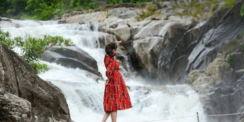 Khu du lịch thác Yang Bay nằm ở thành phố Nha Trang, tỉnh Khánh Hòa, với cảnh quan thiên nhiên tuyệt đẹp, bao gồm những dòng suối xanh mát, những thác nước lung linh và những cánh đồng xanh tươi.