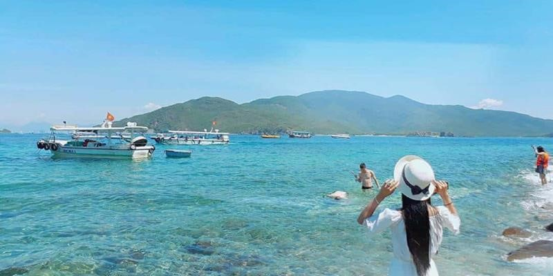 Khu du lịch Hòn Tre là một điểm đến hấp dẫn ở thành phố Nha Trang, với bãi biển tuyệt đẹp, cát trắng mịn và nước biển trong xanh. Nơi đây còn có các hoạt động giải trí thú vị như đi thuyền, lặn biển và thưởng thức các món ăn đặc sản địa phương.