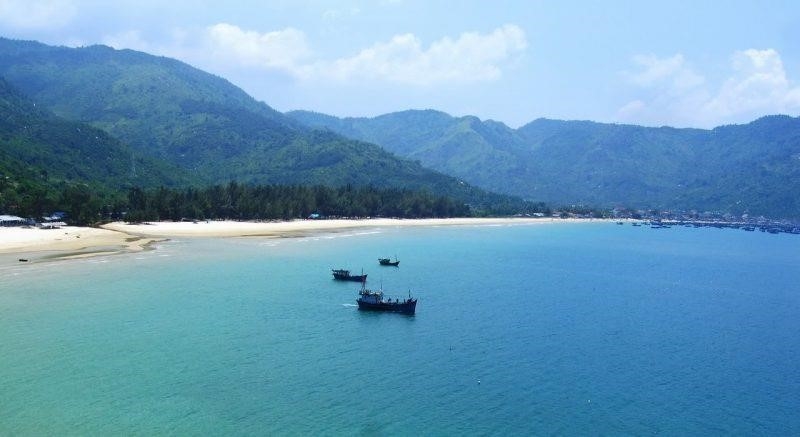 Bãi Biển Đại Lãnh ở Khánh Hòa là một điểm đến du lịch biển nổi tiếng, với cát trắng mịn và nước biển trong xanh. Nơi đây còn có rừng dương xanh mát và khung cảnh tự nhiên tuyệt đẹp, thu hút du khách đến thăm và thư giãn.