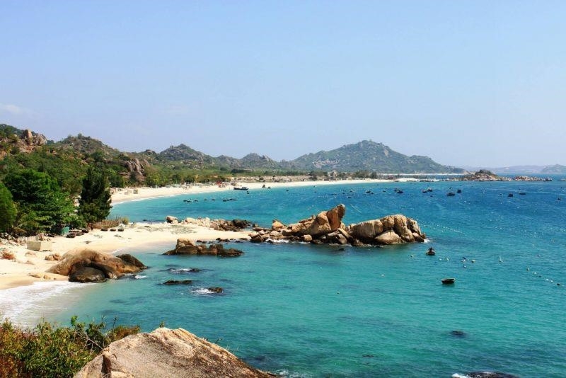Đảo Bình Hưng là một trong những điểm đến du lịch nổi tiếng ở Khánh Hoà, với cảnh đẹp hoang sơ, bãi biển trắng mịn và nước biển trong xanh. Du khách có thể tham gia vào các hoạt động như lặn biển, câu cá, thưởng thức hải sản tươi ngon và khám phá văn hóa địa phương.