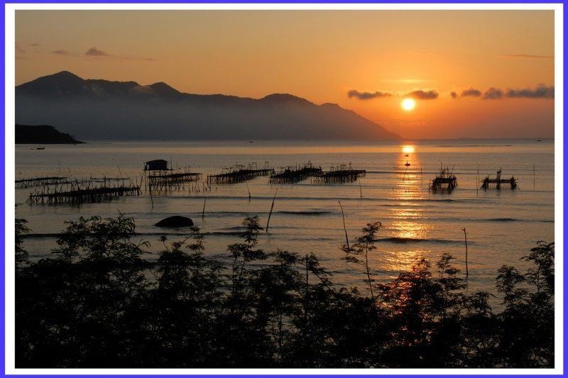 Đầm Nha Phu là một trong những điểm du lịch nổi tiếng ở Khánh Hoà, với cảnh quan thiên nhiên tuyệt đẹp, bao gồm đầm nước trong xanh, bãi biển trắng và rừng xanh mát. Nơi đây cũng có nhiều hoạt động giải trí và tham quan thú vị như đi thuyền, lặn biển và khám phá các hòn đảo xung quanh.