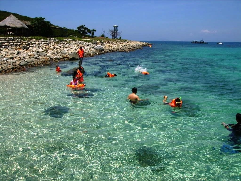 Đảo Hòn Mun là một trong những đảo đẹp nhất ở Khánh Hoà, nằm trong khu vực biển Nha Trang. Đảo này nổi tiếng với cảnh biển trong xanh, bãi cát trắng mịn và đặc biệt là hệ sinh thái biển đa dạng và phong phú. Nếu bạn là một người yêu thích hoạt động lặn biển, đảo Hòn Mun cũng là một điểm đến lý tưởng với rạn san hô tuyệt đẹp và động thực vật biển phong phú.
