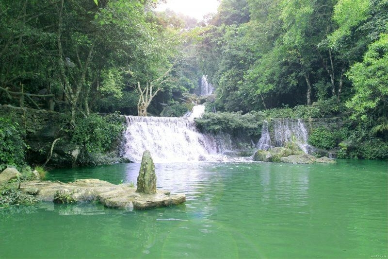 Suối Tiên là một điểm du lịch nổi tiếng ở Khánh Hoà, nơi bạn có thể trải nghiệm những hoạt động giải trí thú vị như chơi cầu trượt nước, tham gia các trò chơi nước, hay thư giãn tại khu vườn xanh mát.