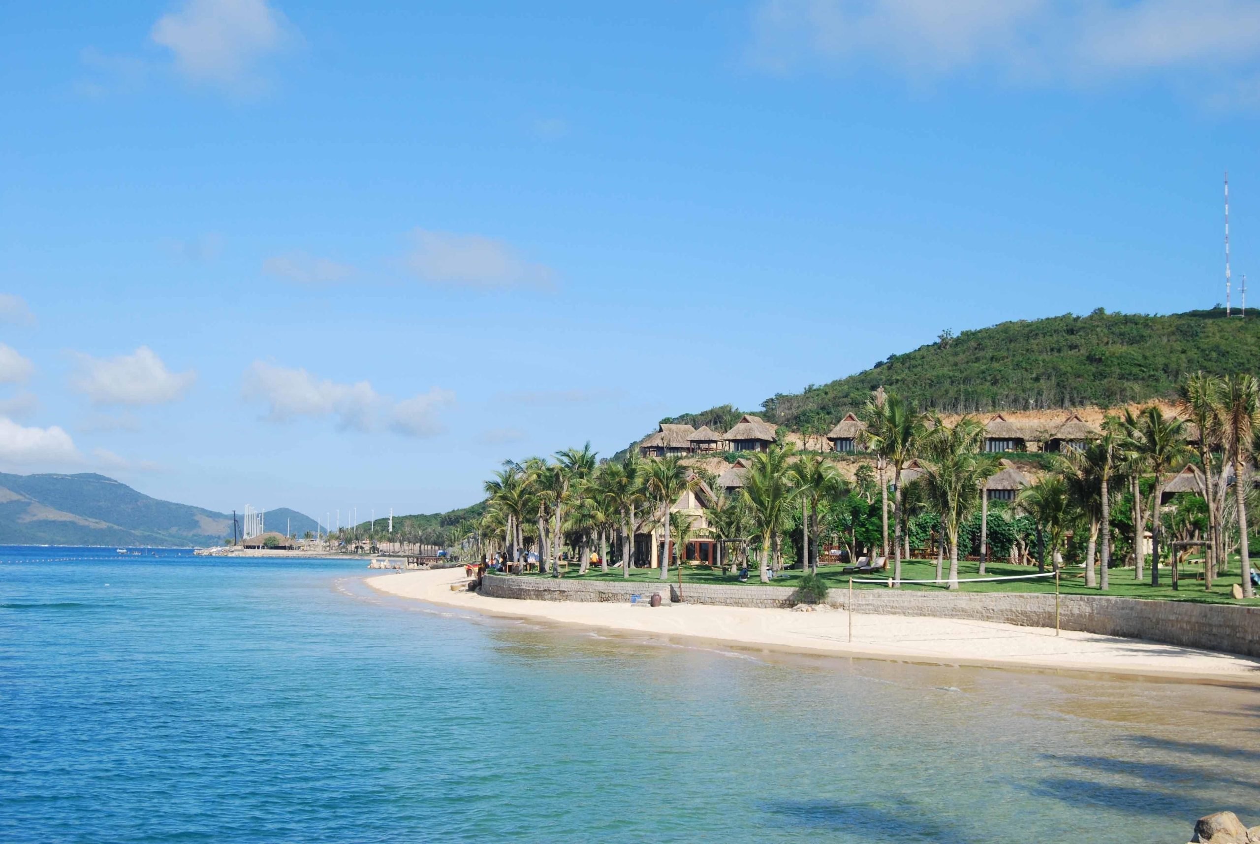 Đảo Hòn Tằm là một trong những hòn đảo đẹp nằm ở tỉnh Khánh Hoà, nổi tiếng với bãi biển trắng mịn và nước biển trong xanh. Đây là điểm đến lý tưởng cho những ai muốn thư giãn và tận hưởng không gian tự nhiên tuyệt đẹp của biển cả.