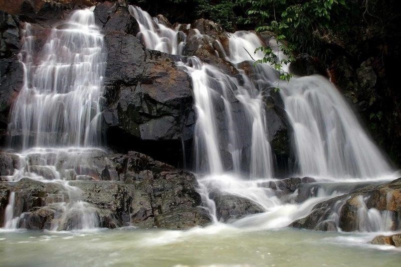 Suối Đổ là một địa điểm du lịch gần Khánh Hoà nổi tiếng với cảnh quan thiên nhiên tuyệt đẹp, với những dòng suối trong xanh và các thác nước hùng vĩ.