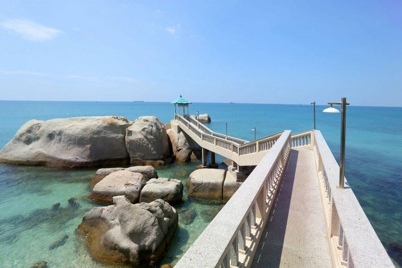 Biển Cà Ná ở Ninh Thuận là một điểm đến du lịch tuyệt đẹp với cảnh sắc hùng vĩ và nước biển trong xanh. Nơi đây thu hút du khách bởi bãi cát trắng mịn và những con đá lớn trải dài trên bờ biển.